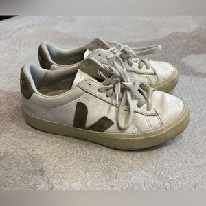 Veja Sneaker size 37 / 7US